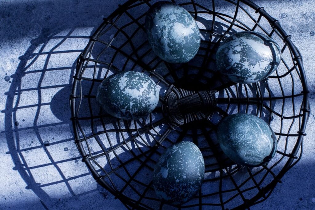 Akmeniniai margučiai iš mėlynių ir kinrožės spalvų