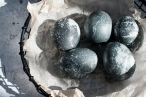 Akmeniniai margučiai: kaip mėlynės ir kinrožė sukuria skandinavišką Velykų magiją?