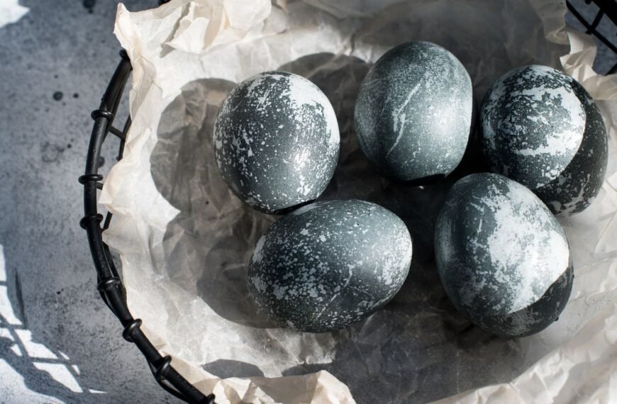 Akmeniniai margučiai: kaip mėlynės ir kinrožė sukuria skandinavišką Velykų magiją?