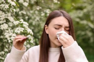 Alergijos sode: kaip susikurti žydinčią užuovėją be čiaudulio?