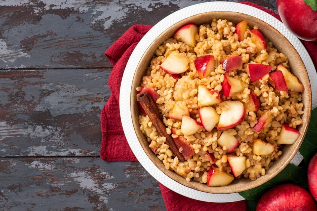 Bulguro košė su obuoliais ir cinamonu