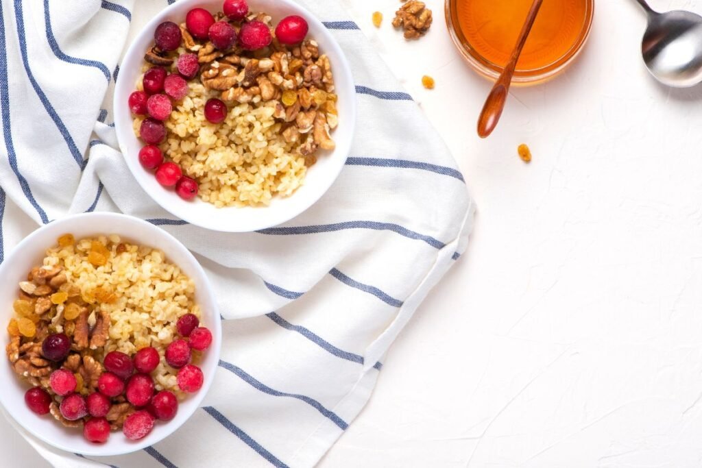 Maistinga bulguro košė su spanguolėmis ir riešutais