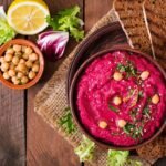 Burokėlių humusas su ridikėliais – ryškiausia Velykų stalo puošmena