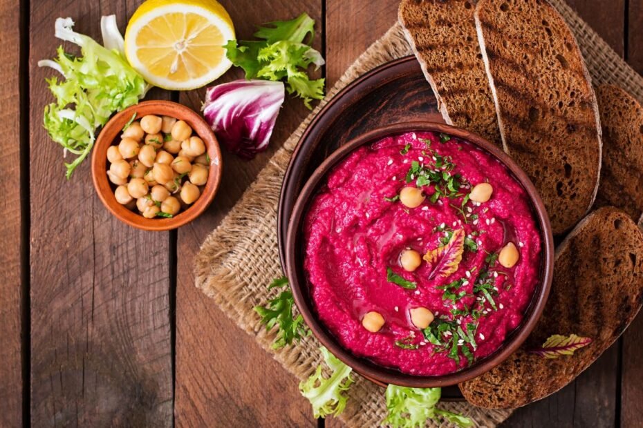 Burokėlių humusas su ridikėliais – ryškiausia Velykų stalo puošmena