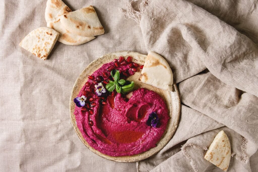 Burokėlių humusas su ridikėliais: kaip paruošti tobulą tekstūrą?