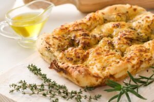 Fokačija – Italijos saulės ir alyvuogių aliejaus įkvėpta duona. Istorija, paslaptys bei receptas