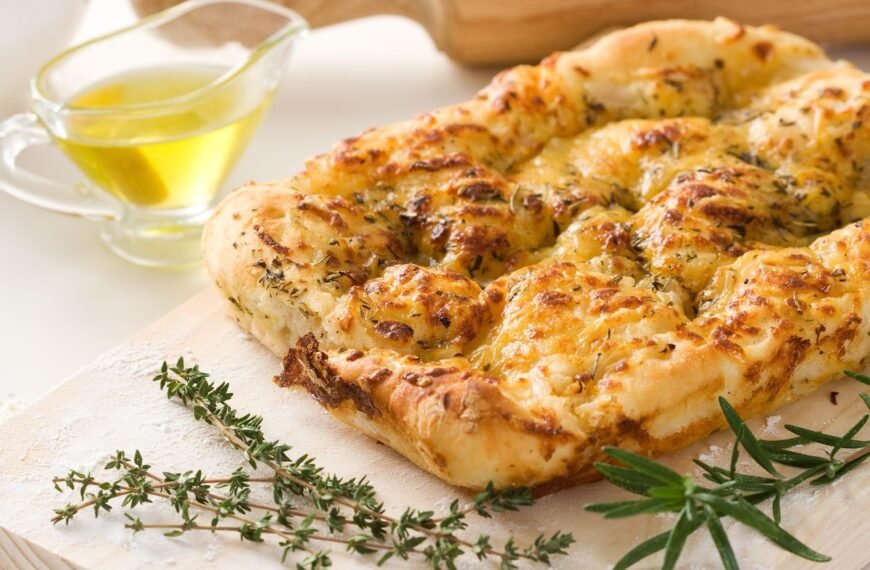 Fokačija – Italijos saulės ir alyvuogių aliejaus įkvėpta duona. Istorija, paslaptys bei receptas