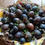 Marmuriniai kiaušiniai – unikalus raštas iš gamtos. kaip nudažyti su svogūnų lukštais ir briliantine žaluma?