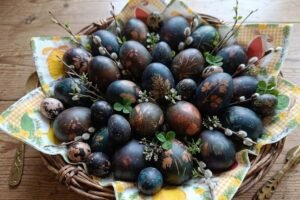 Marmuriniai kiaušiniai – unikalus raštas iš gamtos. kaip nudažyti su svogūnų lukštais ir briliantine žaluma?