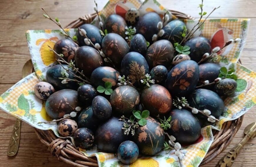 Marmuriniai kiaušiniai – unikalus raštas iš gamtos. kaip nudažyti su svogūnų lukštais ir briliantine žaluma?