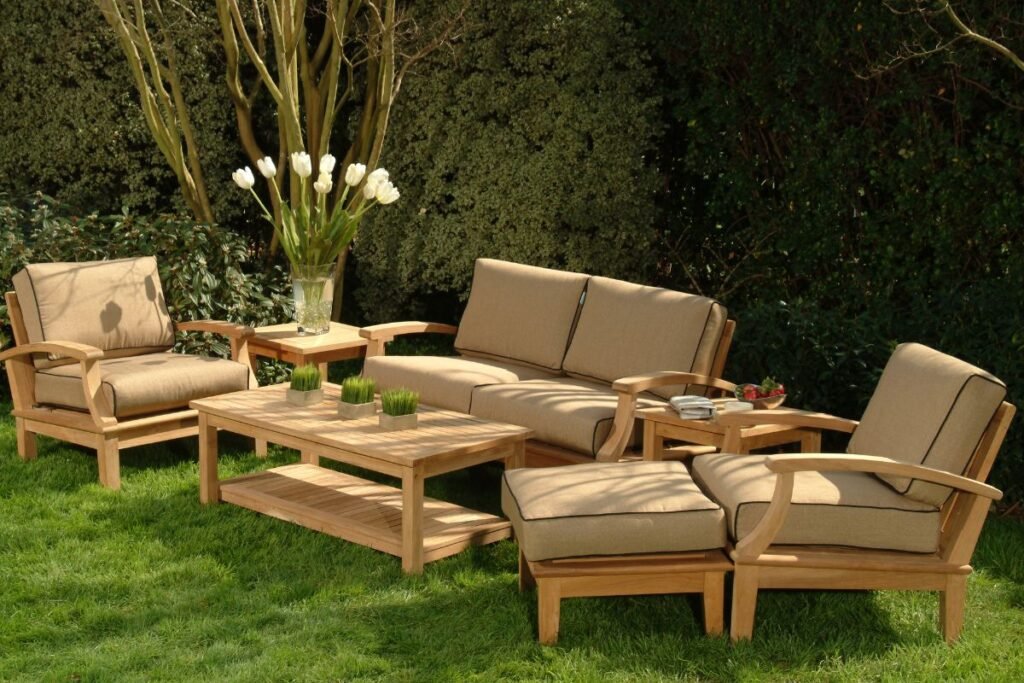 Kaip mediniai lauko baldai prižiūrimi visą sezoną?