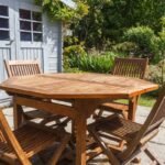 Mediniai lauko baldai: kaip juos prižiūrėti ir sugrąžinti gyvybę po žiemos?