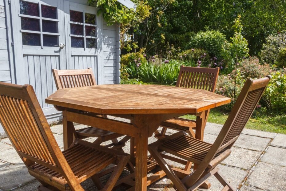 Mediniai lauko baldai: kaip juos prižiūrėti ir sugrąžinti gyvybę po žiemos?