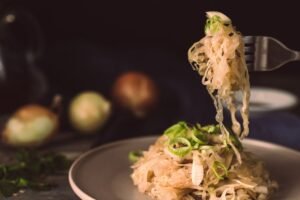 Raugintų kopūstų receptai: kaip iš vieno puodo pamaitinti šeimą visą savaitgalį?