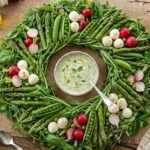 Velykinis užkandžių vainikas su mėtų padažu – nuostabi pavasario simfonija. Ar sudėtinga paruošti?