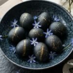 Kosmosas ant Velykų stalo: „kosminiai“ kiaušiniai su aktyvuota anglimi ir aukso dulkėmis