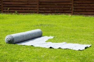 Geotekstilė sode: kas tai, kam tikrai reikalinga ir kada geriau be jos?