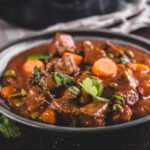 Jautienos troškinys su daržovėmis – lėto maisto magija jūsų virtuvėje