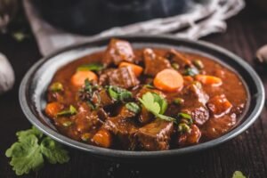 Jautienos troškinys su daržovėmis – lėto maisto magija jūsų virtuvėje