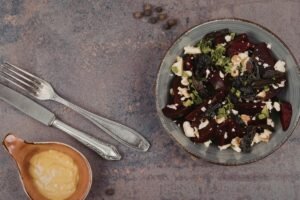 Karštos burokėlių salotos – gurmaniškas atradimas ieškantiems naujų skonių