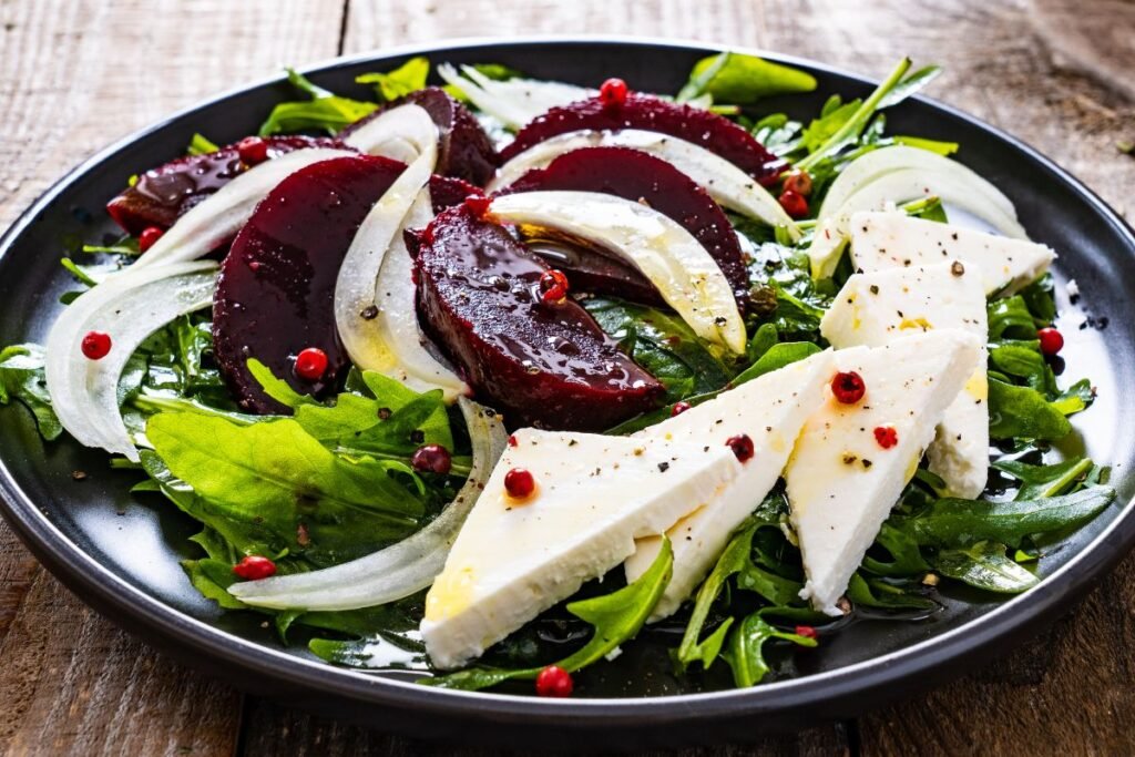 Karštos burokėlių salotos su ožkų sūriu ir medaus glazūra