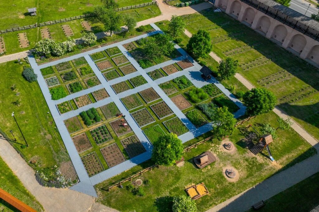 Kokiu atstumu sodinti nuo kelio