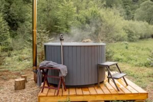 Kubilas sodyboje: kaip išsirinkti tinkamiausią ir paversti maudynes kokybišku poilsiu po atviru dangumi?