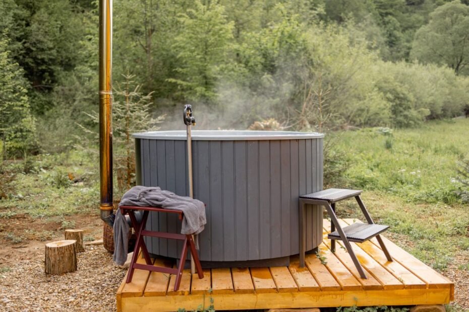 Kubilas sodyboje: kaip išsirinkti tinkamiausią ir paversti maudynes kokybišku poilsiu po atviru dangumi?