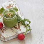 Ridikėlių lapų pesto – naudingas ingredientas, kurį daugelis išmeta dėl nežinojimo