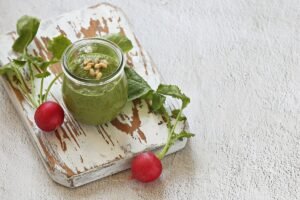 Ridikėlių lapų pesto – naudingas ingredientas, kurį daugelis išmeta dėl nežinojimo
