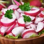 Ridikėlių salotos – gaivus, traškus ir neįtikėtinai sveikas pavasario prisilietimas. 3 išskirtiniai receptai