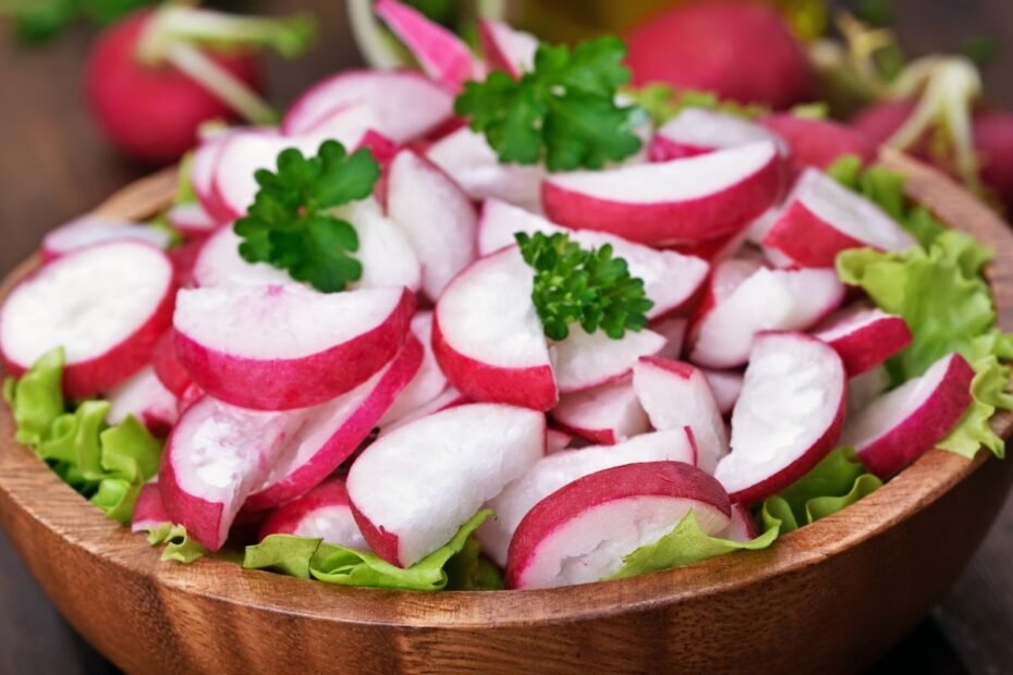 Ridikėlių salotos – gaivus, traškus ir neįtikėtinai sveikas pavasario prisilietimas. 3 išskirtiniai receptai