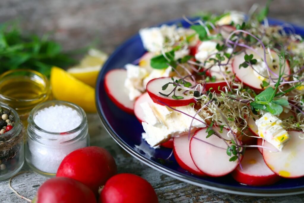 Viduržemio jūros dvelksmas – ridikėlių salotos su feta