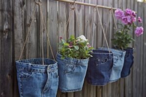 Senų drabužių panaudojimas sode