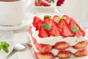 Braškinis tiramisu – vasaros desertas, kuriam neįmanoma atsispirti. Kaip paruošti lengvai ir gardžiai?