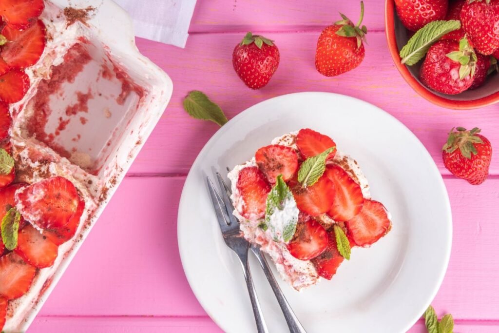 Braškinis tiramisu: patiekimas ir dekoravimo idėjos