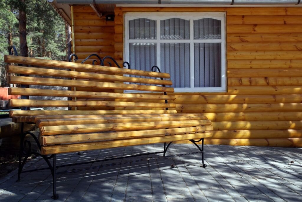 Kur prisėsti sode: suolas prie namo – patogi klasika, kuri veikia