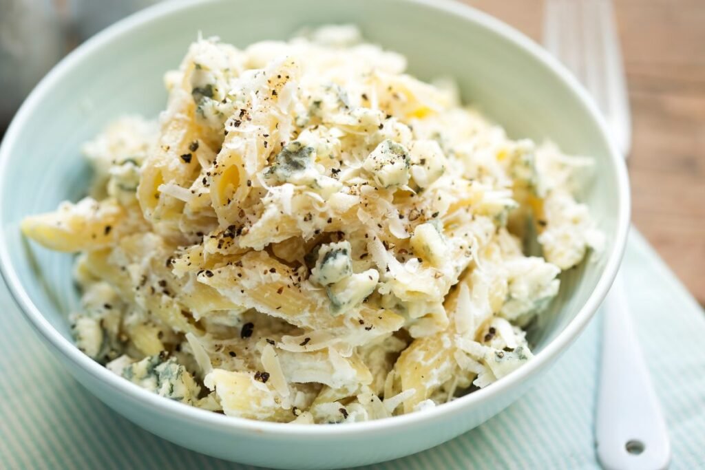 Makaronai su rikota, parmezanu ir mėlynuoju sūriu