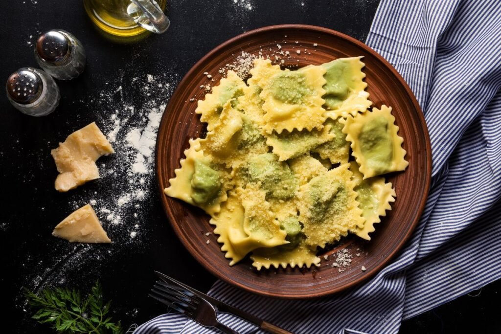 Ravioli makaronai su rikotos ir špinatų įdaru