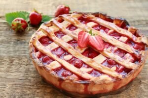 Braškių pyragas – trapios tešlos ir vasariškų uogų šedevras kvapniam desertui