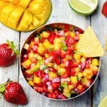 Braškių salsa – vasariškas meksikietiškos klasikos posūkis, kuris pakeis jūsų kepsnių sezoną
