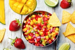 Braškių salsa – vasariškas meksikietiškos klasikos posūkis, kuris pakeis jūsų kepsnių sezoną