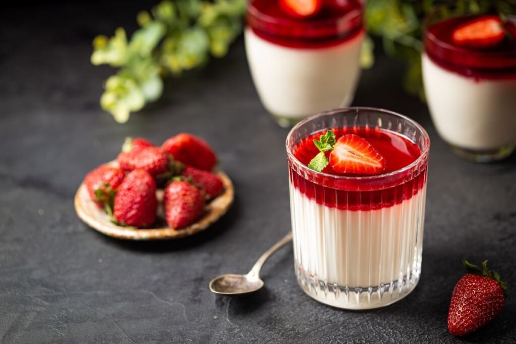 Šilkinė elegancija: klasikinė panna cotta su uogų kepure
