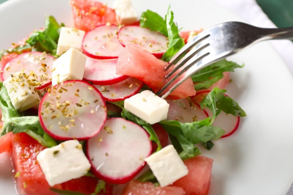 Pikantiškas derinio arbūzas su feta ir ridikėliais atradimas