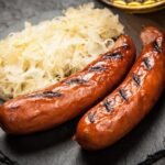 Rauginti kopūstai su dešrelėmis – sočioji klasika, sušildysianti net šalčiausią dieną