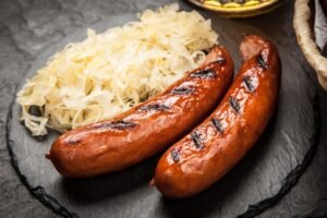 Rauginti kopūstai su dešrelėmis – sočioji klasika, sušildysianti net šalčiausią dieną